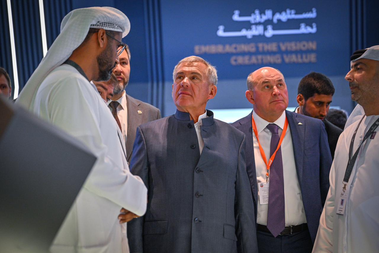 President of Tatarstan, visits Tawazun Council Chalet at IDEX 2023